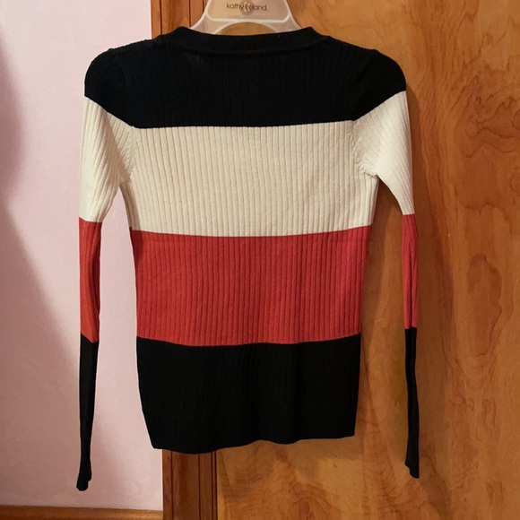 Tight fitted top - Picture 3 of 3